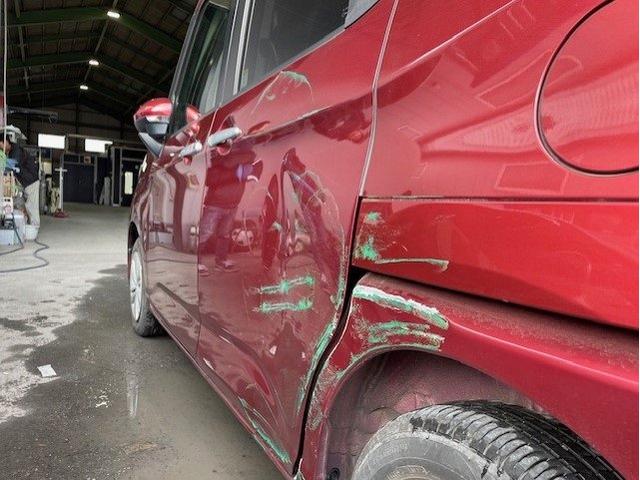 トヨタ ルーミー スライドドア・サイドシル(ドアの下)・クォーター(タイヤ横)キズ・へこみ直し 川崎市板金塗装