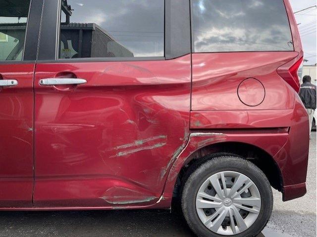 トヨタ ルーミー スライドドア・サイドシル(ドアの下)・クォーター(タイヤ横)キズ・へこみ直し 川崎市板金塗装