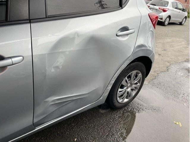 マツダ MAZDA2 リアドアへこみ大 ドア交換 サイドシル(ドアの下)キズ・へこみ直し 川崎市 カーコンビニ倶楽部