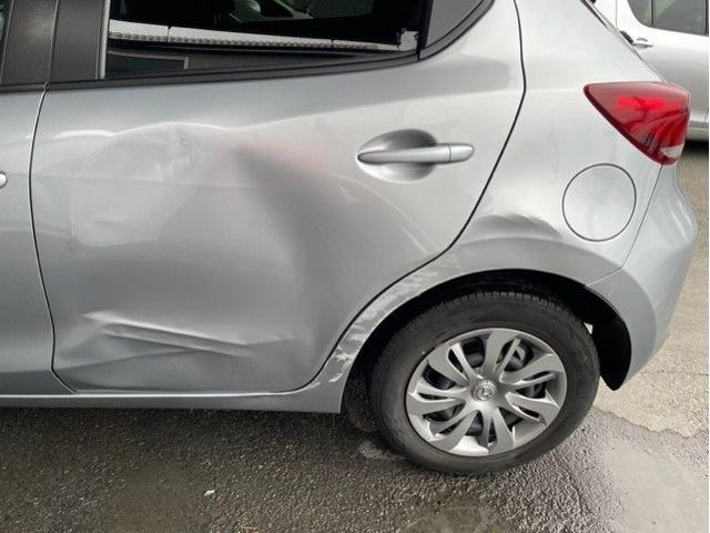 マツダ MAZDA2 リアドアへこみ大 ドア交換 サイドシル(ドアの下)キズ・へこみ直し 川崎市 カーコンビニ倶楽部