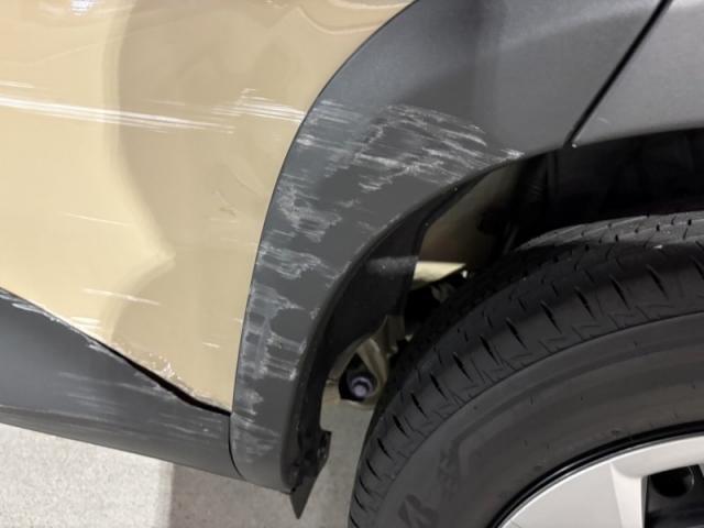 トヨタ ヤリスクロス リヤドアキズ・へこみ直し 黒い素地モールは交換