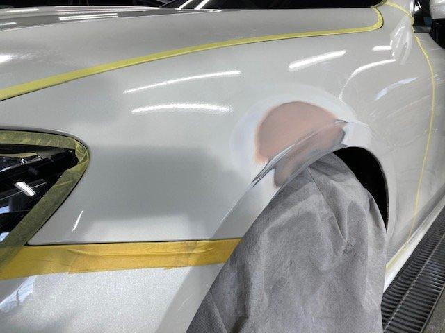 メルセデス・ベンツ Eクラス E200 輸入車のライト横パネル キズ・へこみ直し フェンダー修理 那須塩原市