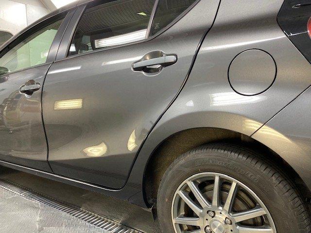 トヨタ アクア 後ろのドアとその下サイドシル キズ・へこみ直し 那須塩原市 板金塗装