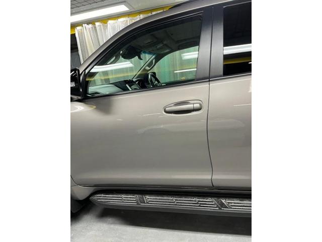 トヨタ　ランドクルーザープラド　フロントドアへこみ　板金塗装修理　キズ・へこみ直し