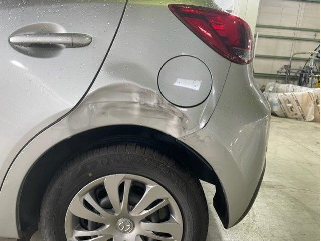 マツダ　デミオ　後ろタイヤの上（クォーター）　キズ・へこみ直し　伊勢原市　車修理