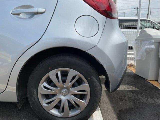 マツダ　デミオ　後ろタイヤの上（クォーター）　キズ・へこみ直し　伊勢原市　車修理