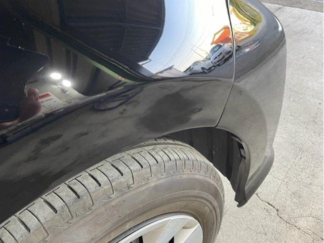 トヨタ　ヤリス　フロントバンパー・フェンダー（ライト横）キズ・へこみ直し　伊勢原市　カーコンビニ倶楽部