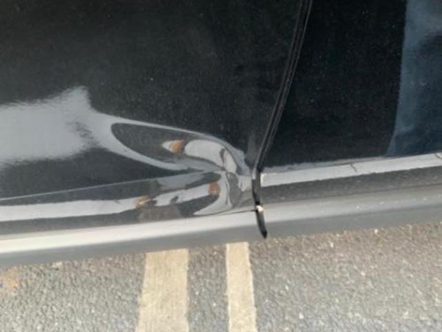 トヨタ　ハリアー　フロントドア　キズ・へこみ直し　伊勢原市　板金塗装カーコンビニ倶楽部