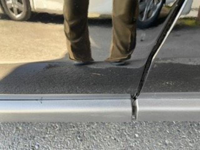 トヨタ　ハリアー　フロントドア　キズ・へこみ直し　伊勢原市　板金塗装カーコンビニ倶楽部