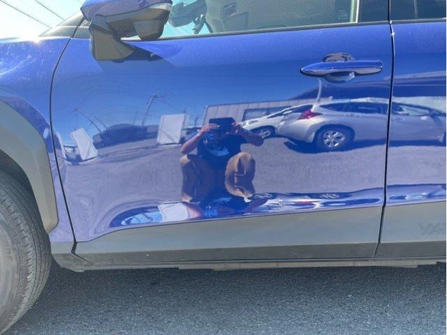 トヨタ　ヤリスクロス　フロントドア　キズ・へこみ直し　伊勢原市　板金塗装カーコンビニ倶楽部