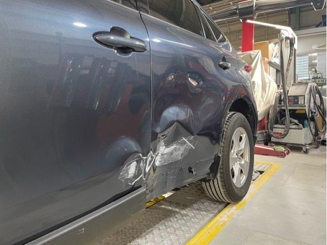 トヨタ　ハリアー　事故損傷　前後ドア　キズ・へこみ直し　ドア交換伊勢原市