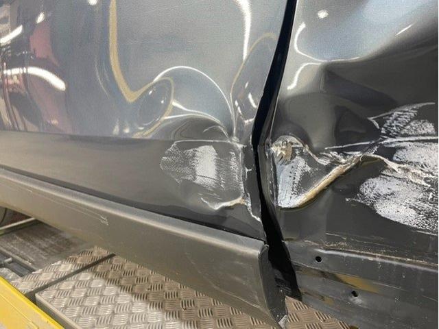 トヨタ　ハリアー　事故損傷　前後ドア　キズ・へこみ直し　ドア交換伊勢原市