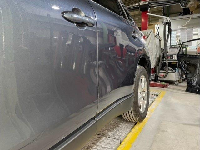 トヨタ　ハリアー　事故損傷　前後ドア　キズ・へこみ直し　ドア交換伊勢原市