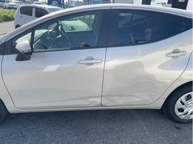 トヨタ　アクア　左側　前後ドア　キズ・へこみ直し　伊勢原市　板金塗装