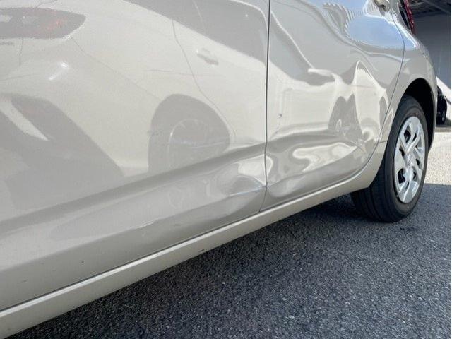 トヨタ　アクア　左側　前後ドア　キズ・へこみ直し　伊勢原市　板金塗装