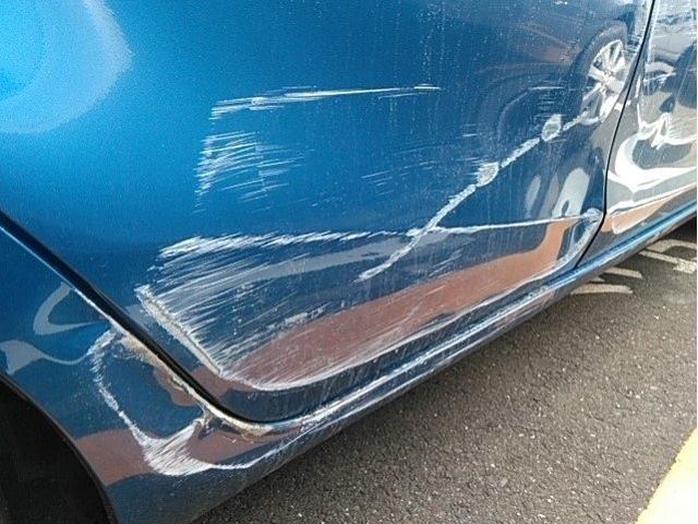 トヨタ　アクア　右側面　事故修理ドア交換　キズ・へこみ直し　伊勢原市　カーコンビニ倶楽部