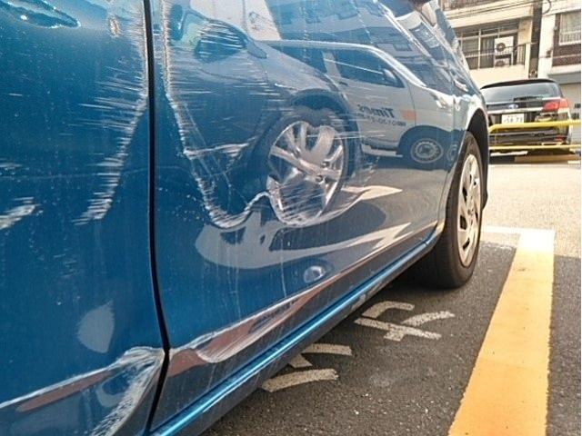 トヨタ　アクア　右側面　事故修理ドア交換　キズ・へこみ直し　伊勢原市　カーコンビニ倶楽部