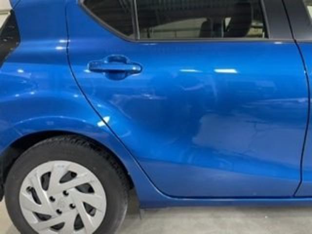 トヨタ　アクア　右側面　事故修理ドア交換　キズ・へこみ直し　伊勢原市　カーコンビニ倶楽部