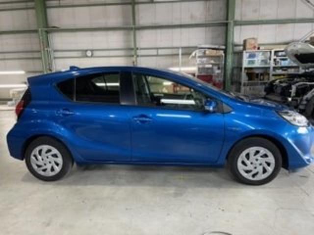 トヨタ　アクア　右側面　事故修理ドア交換　キズ・へこみ直し　伊勢原市　カーコンビニ倶楽部