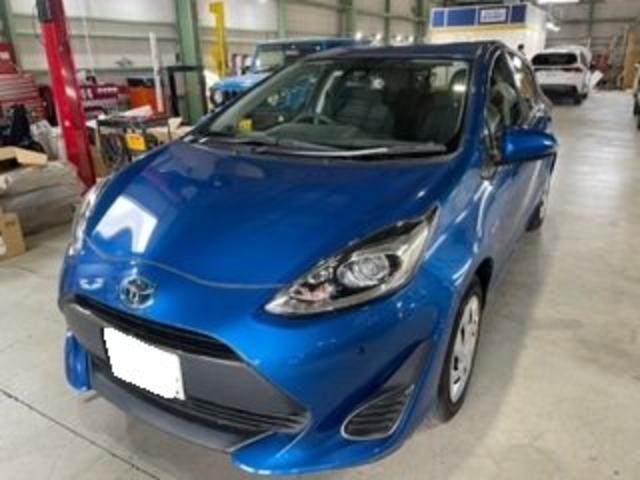 トヨタ　アクア　右側面　事故修理ドア交換　キズ・へこみ直し　伊勢原市　カーコンビニ倶楽部