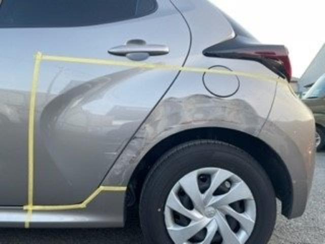 トヨタ　アクア　電柱接触へこみ大　リヤドア・クォーター（Rタイヤ上）キズ・へこみ直し　伊勢原市