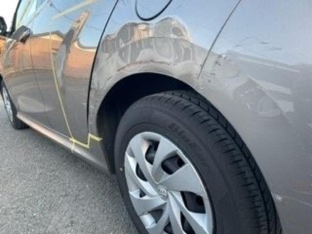 トヨタ　アクア　電柱接触へこみ大　リヤドア・クォーター（Rタイヤ上）キズ・へこみ直し　伊勢原市