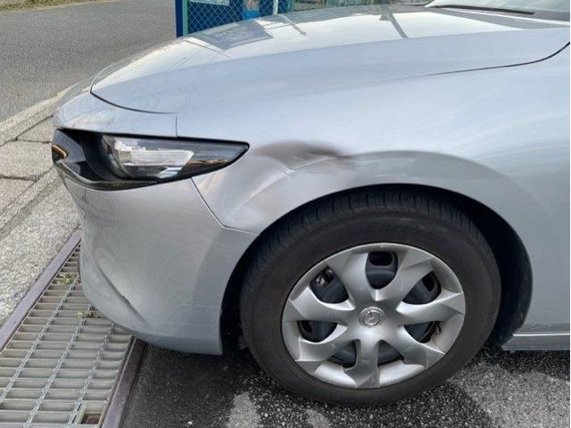 マツダ　ＭＡＺＤＡ３ファストバック　前タイヤ上フェンダー　キズ・へこみ直し　カーコンビニ倶楽部