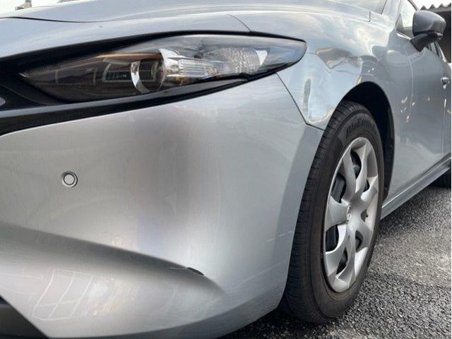 マツダ　ＭＡＺＤＡ３ファストバック　前タイヤ上フェンダー　キズ・へこみ直し　カーコンビニ倶楽部