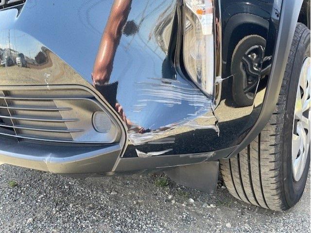 トヨタ　ヤリスクロス　フロントバンパー割れ　キズ・へこみ直し　バンパー交換　伊勢原市