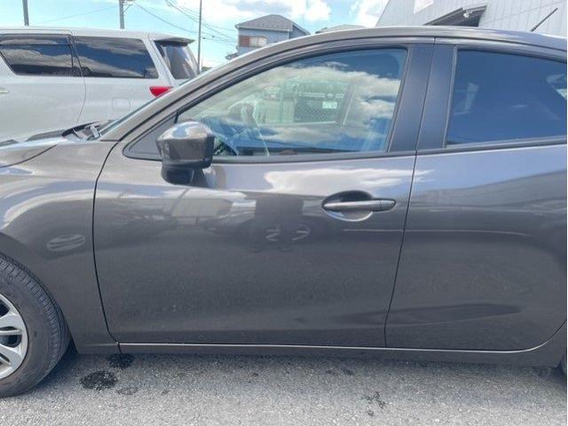 マツダ　ＭＡＺＤＡ２　フロントドア・サイドステップ（ドアの下）ドア損傷大　交換　ステップ　キズ・へこみ直し