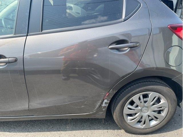 マツダ　ＭＡＺＤＡ２　フロントドア・サイドステップ（ドアの下）ドア損傷大　交換　ステップ　キズ・へこみ直し