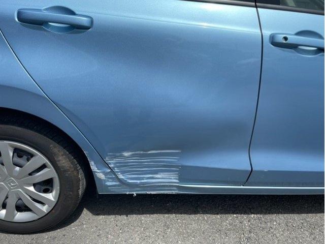 ホンダ　フィット　狭い道で壁に挟まれ　左右リヤドア・クォーター損傷　キズ・へこみ直し