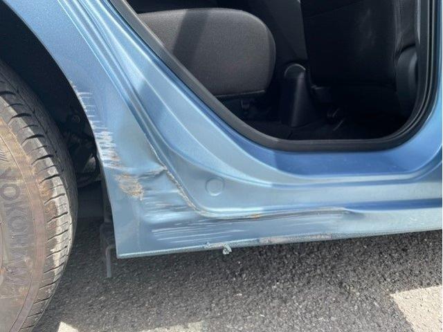 ホンダ　フィット　狭い道で壁に挟まれ　左右リヤドア・クォーター損傷　キズ・へこみ直し
