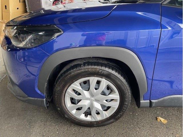 トヨタ　カローラクロス　フェンダー・フロントドアパネルすり傷へこみ　20cm板金塗装・モール新品交換キズ・へこみ直し