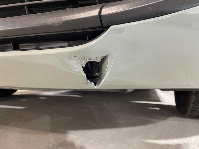 トヨタ　アクア　フロントバンパー穴あき　新品バンパー交換　キズ・へこみ直し