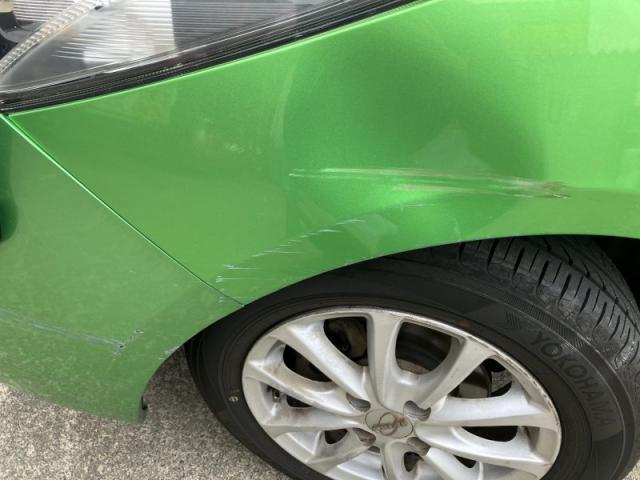 マツダ　デミオ　前タイヤの上（フェンダー）　キズ・へこみ直し　金沢市板金塗装