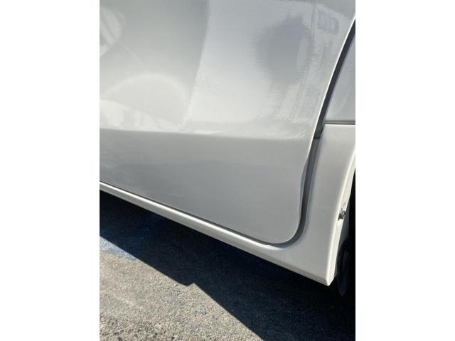 トヨタ　ヴォクシー　スライドドドア・ステップカバーモールキズ・へこみ直し