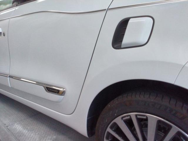 ルノー　トゥインゴ　輸入車のバンパーとリヤドア　キズ・へこみ直し　カーコン工法で輸入車もお安く修理