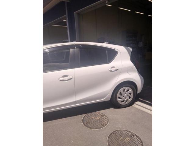 トヨタ　アクア　後ろドアとクォーター・バンパーキズ・へこみ直し　浜松市　カーコン工法で安く修理！