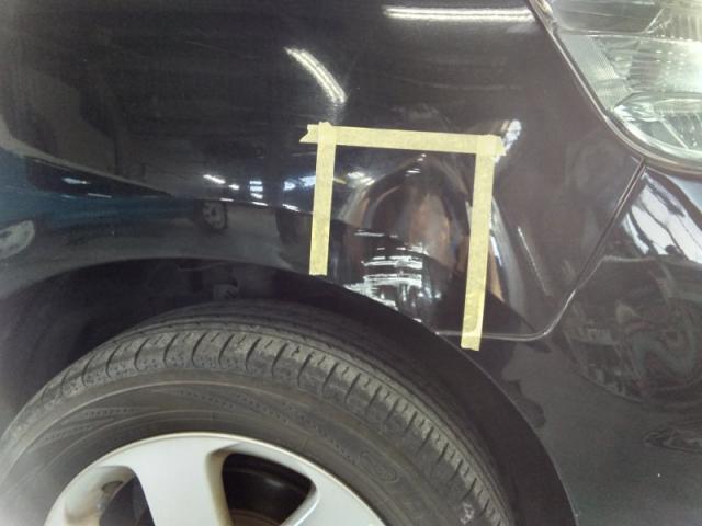 日産 セレナ 右前タイヤの上(フェンダー) キズ・へこみ直し 豊橋市 カーコンビニ倶楽部