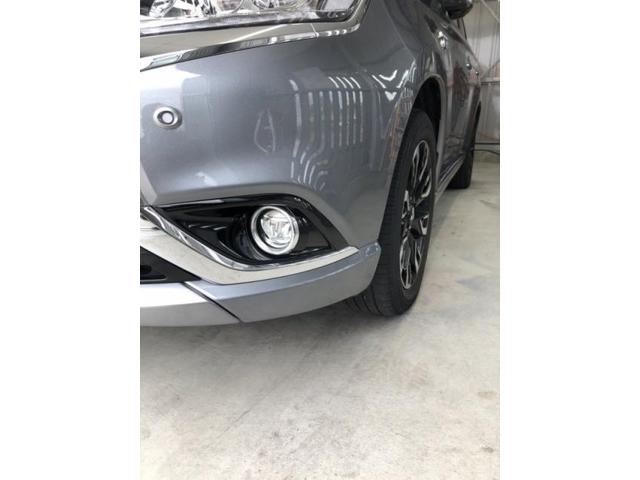 三菱　アウトランダーＰＨＥＶ　バンパーと前タイヤ上（フェンダー）　キズ・へこみ直し　甲賀市修理