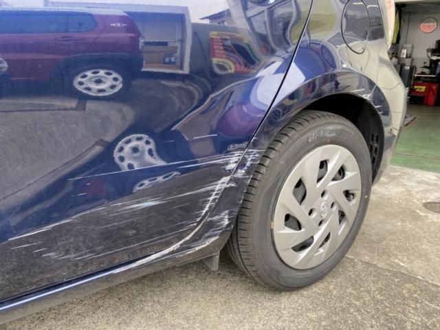 トヨタ　アクア　バンパーと後ろタイヤ上クォーター　ドアのキズ・へこみ直し　佐賀市　板金塗装