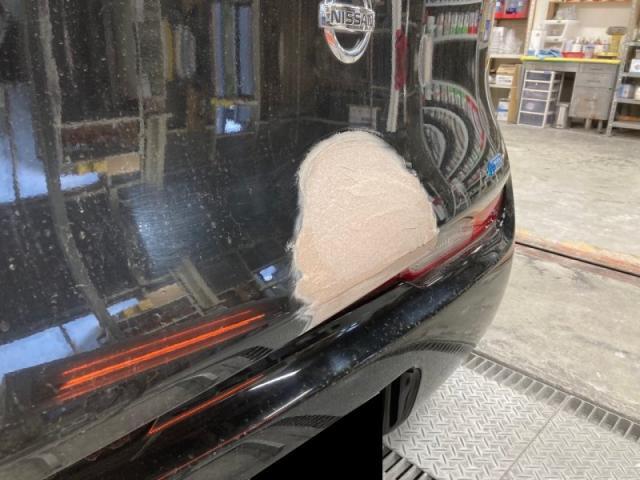 日産　キューブ　キズ・へこみ直し　バックドア（トランク）　へこみ　板金塗装