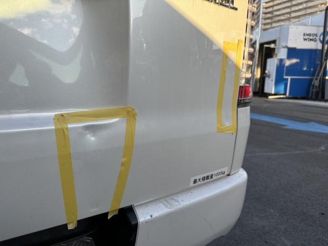 トヨタ　ハイエースバン　トランクキズ・へこみ直し