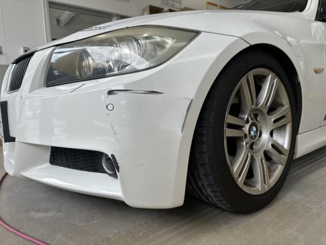 BMW 3シリーズ 335i 輸入車のバンパー キズ・へこみ直し 大阪市住之江区 板金塗装