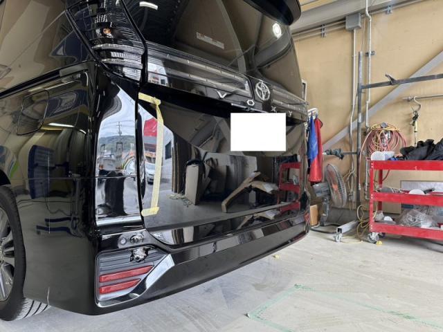 トヨタ ヴォクシー トランク キズ・へこみ直し 大阪市住之江区 板金塗装