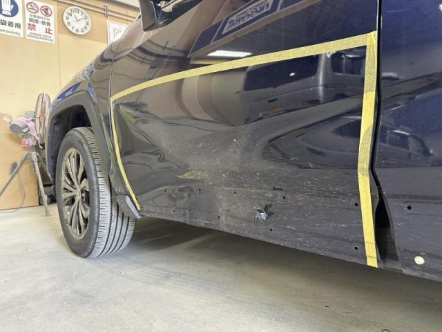 トヨタ RAV4 前後ドア キズ・へこみ直し 黒いモール交換 大阪市住之江区 板金塗装