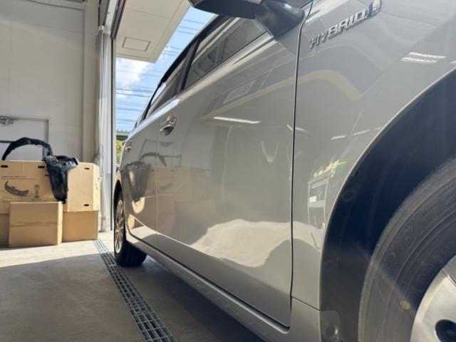 トヨタ プリウスα フロントドア キズ・へこみ直し 大阪市 板金塗装