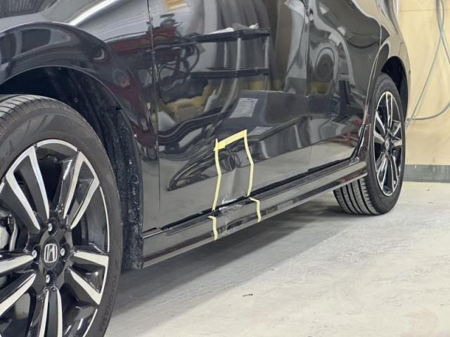 ホンダ フィット フロントドアとその下サイドシル キズ・へこみ直し 大阪市板金塗装