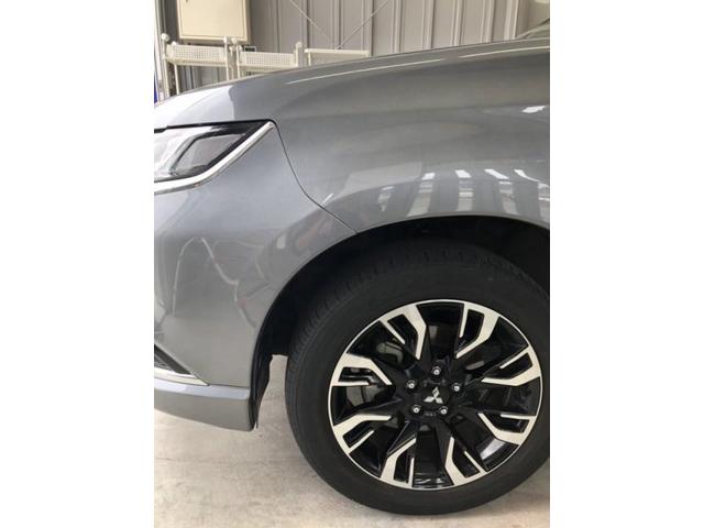 三菱　アウトランダーＰＨＥＶ　バンパーとフェンダー（ライト横）キズ・へこみ直し　大阪市板金塗装